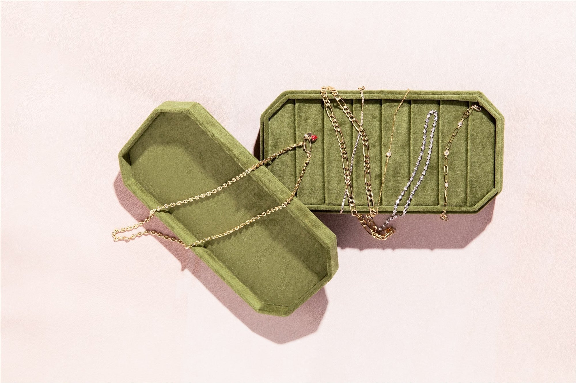 Can Permanent Jewelry Be Customized with Charms or Birthstones?